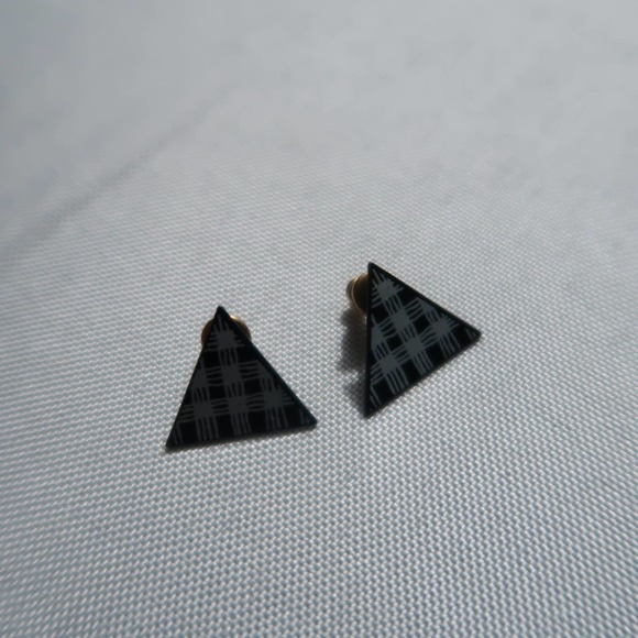 Vintage 80s plaid small triangle stud earrings - Picture 3 of 4